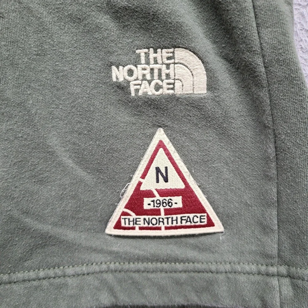 The North Face Men Activewear Shorts M Green Logo Embroidery Sweat Patch